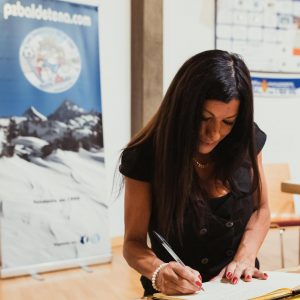 La patinadora Sheila Herrero estampa su firma en el Libro de Oro de Peña Bal de Tena