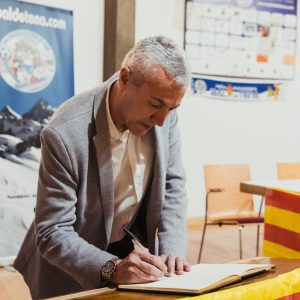 Xavi Aguado firmando en el Libro de Oro de Peña Bal de Tena