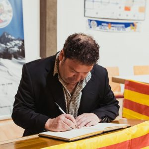 Jorge Asin dedicando unas líneas en Libro de Oro de Peña Bal de Tena